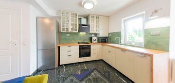 Mieszkanie z ogródkiem, garażem i klimatem!