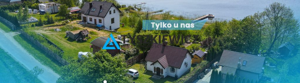 Dom z linią brzegową jeziora dzierzgoń