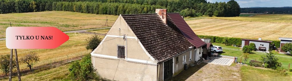 Dom na wsi wśród pól i lasów