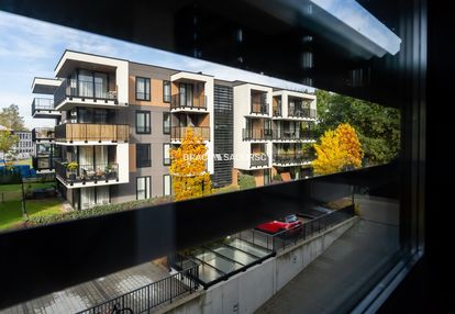 Nowoczesny jasny apartament w otoczeniu zieleni