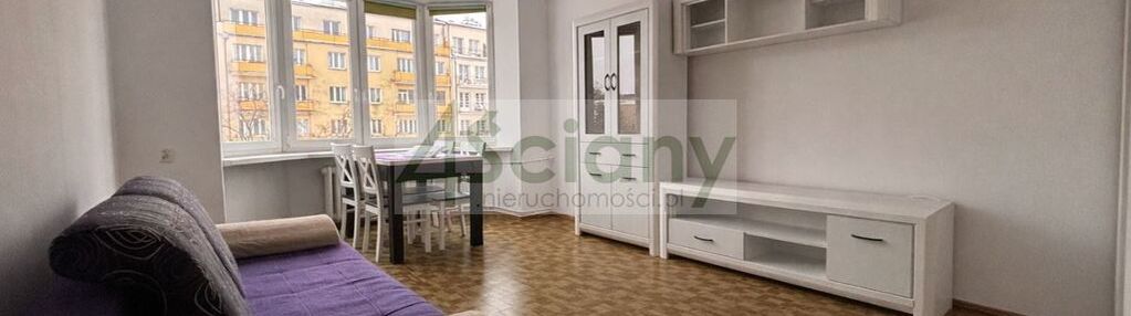 Jednopokojowe, słoneczne z oddzielną kuchnią.