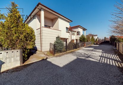 Jasny i przestronny, duży potencjał, garaż,