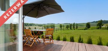 Wolnostojący dom na dużej działce.