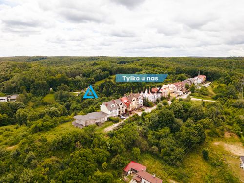 Działka budowlana 688 m² z rozpoczętą budową.