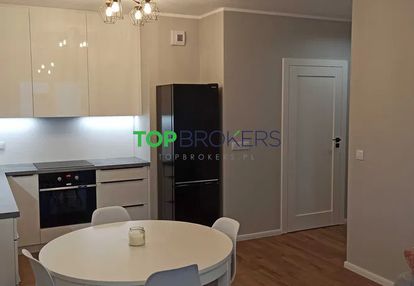 Salon z aneksem i dwie sypialnie, metro