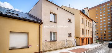 Dom inwestycyjny – 5 mieszkań, 2 lokale, paczkomat