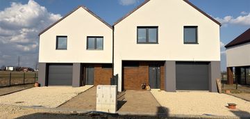 Nowoczesny bliźniak z garażem i fotowoltaiką