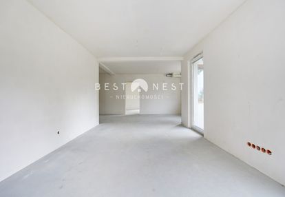 Apartament z ogródkiem oraz windą, obok parku