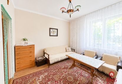 2 pokoje z oddzielną kuchnią , parter