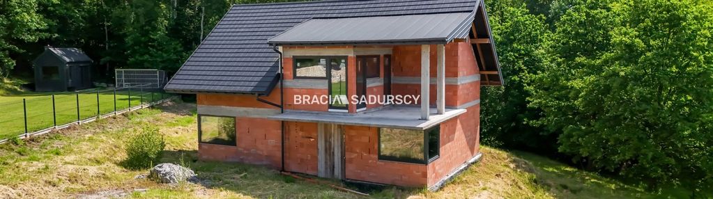 Dom pod lasem na widokowej działce