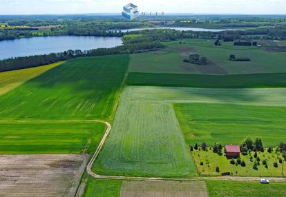 Uzbrojone działki z widokiem na jezioro.