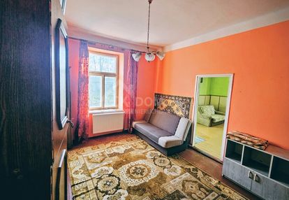 Atrakcyjne mieszkanie z potencjałem w dworku