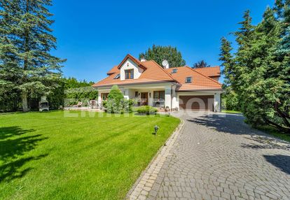 Dom wolnostojący / piękny ogród / 700 m do kolejki