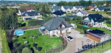 Komfortowy dom jednorodzinny z ogrodem zimowym