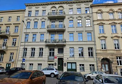 Apartament w odrestaurowanej kamienicy obok rynku