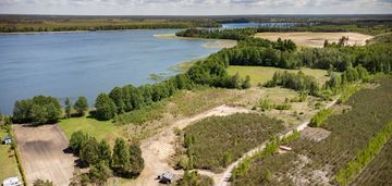 Działka nad jeziorem - linia brzegowa jeziora, las