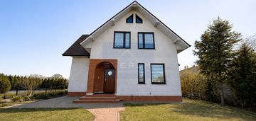 Dom z fotowoltaiką w spokojnej okolicy