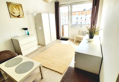 Przytulna kawalerka z oddzielną kuchnią i balkonem