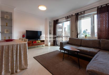 Dom szeregowy w spokojnej okolicy.