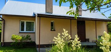 Opaka dom wśród zieleni i stawow