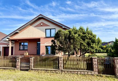 Funkcjonalny dom z kominkiem i dużym tarasem