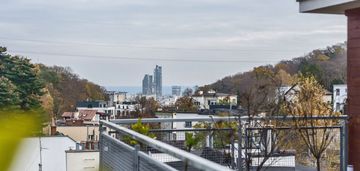 3 pokoje z 50 m2 tarasem z widokiem na zatokę