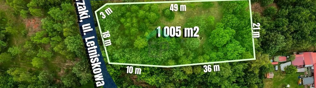 Działka z przyczepą kempingową w otoczeniu lasu