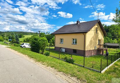 Dom w otoczeniu wzgórz i lasów/piątkowa/dubiecko