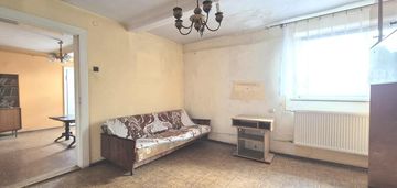 Mieszkanie o powierzchni 48.50 m 2, do remontu.