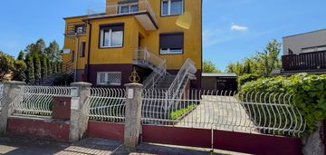 Dom z niezależnym mieszkaniem i helenki i śrem