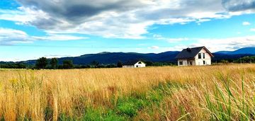 Mały domek z pieknym widokiem na panoramę gór.