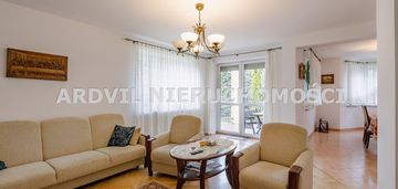 Solidny przestrony dom