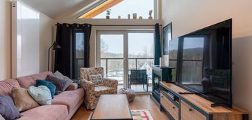 Trzypokojowy, wyposażony lokal z dużym balkonem