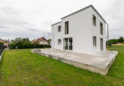 Dom w stanie deweloperskim z fotowoltaiką.