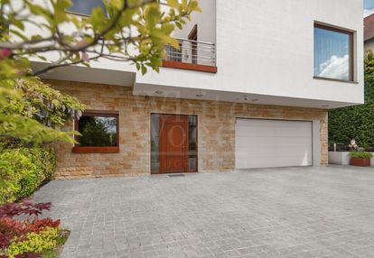 Modernistyczny i nowoczesny dom z tarasem na dachu