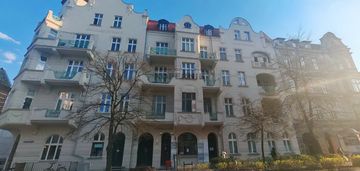 W kamienicy do remontu  2 pokoje z dwoma balkonami