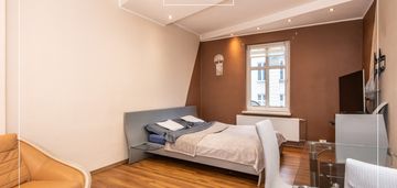 Przestronne 3 pokoje w sercu jeżyc – kamienica
