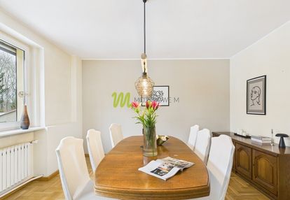 Widok na drzewa, fotowoltaika, rolety zewnętrzne