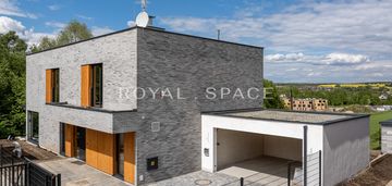 Dom z działką widokową otoczony zielenią