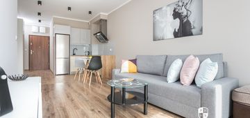 Federowicza 43m² nowoczesne 2 pokoje czerwone maki