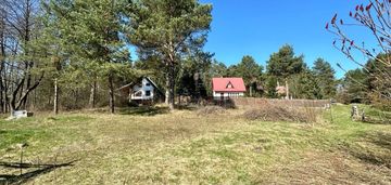 Urokliwa działka, w pobliżu las oraz rzeka nida.