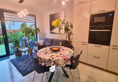 Szeregówka z ogródkiem i lasem tuż za rogiem