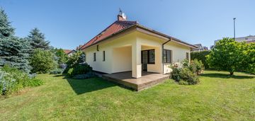 Dom parterowy z pięknym ogrodem