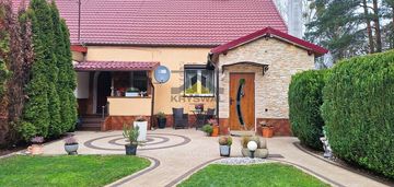 Dom szeregowiec przy ścianie lasu, po remoncie