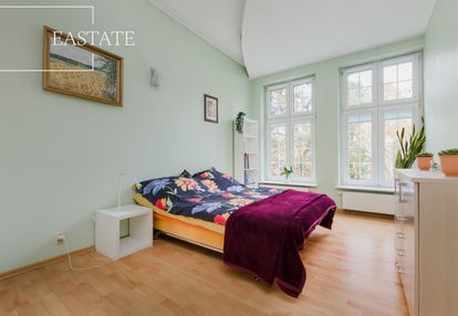 Ścisłe centrum, parking na dziedzińcu za bramą