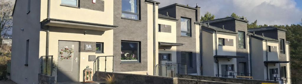 Skrajny szereg w straszynie, spokojne otoczenie