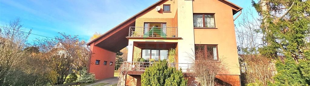 Dom z dużym potępiałem i  ładną działką