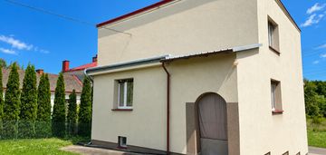 Dom orzechowce, ogród ze stodołą