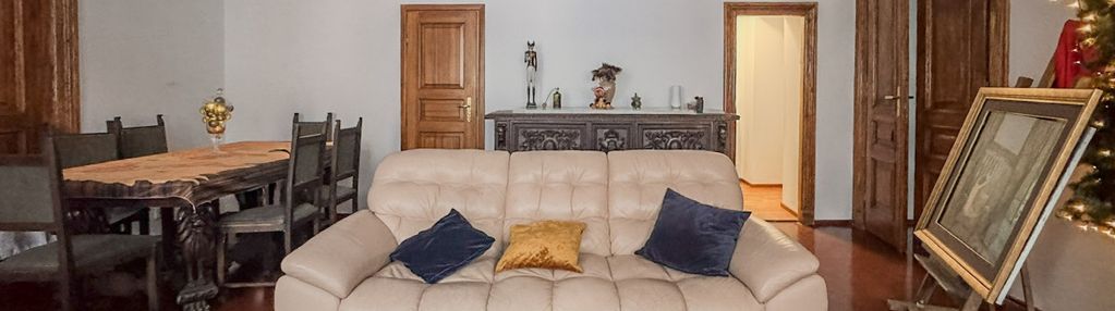 Imponujący apartament u szczytu zabytkowej kamieni