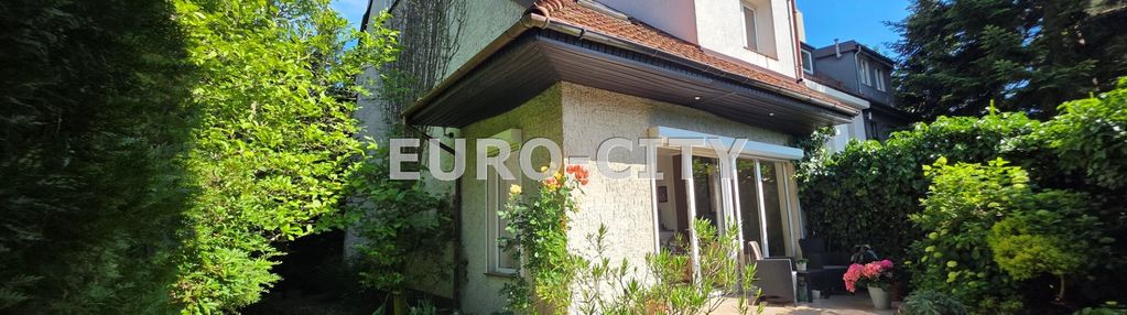 Szereg skrajny na biskupinie z 4 garażami